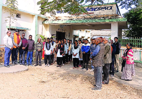 पूर्व प्रधानमंत्री डॉ. मनमोहन सिंह के निधन पर कर्णपुरा महाविद्यालय में हुई शोक सभा