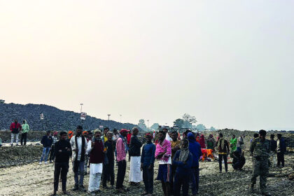 गांव के पुजारी की मौत के बाद ग्रामीणों में आक्रोश, अनिश्चितकालीन धरना पर बैठे