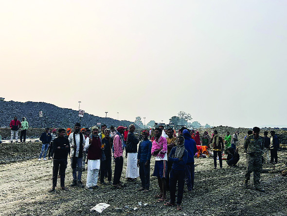 गांव के पुजारी की मौत के बाद ग्रामीणों में आक्रोश, अनिश्चितकालीन धरना पर बैठे