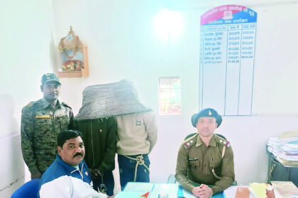 झील परिसर से पुलिस ने दो लड़कों को मोबाइल छिनतई करते रंगे हाथों पकड़ा