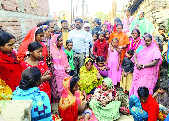 महिला की मौत के बाद प्रशासन ने पहुंचाया तिरपाल और कंबल