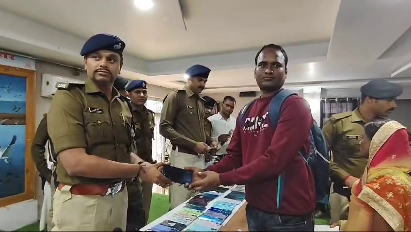 ऑपरेशन मुस्कान के तहत कटिहार पुलिस ने खोए हुए मोबाइल लोगों को किया वापस