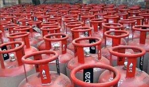 LPG गैस सिलेंडर की मिलेगा आज से केवल 450 रुपये में !