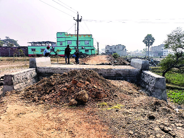 ग्रामीणों ने पीसीसी पथ निर्माण में घोर अनियमितता बरतने का लगाया आरोप