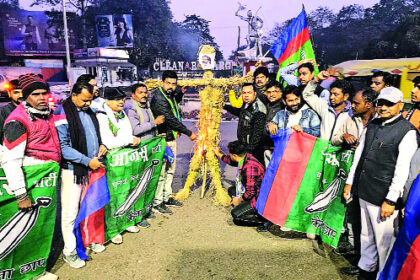 ग्रामीणों व रैयतों के साथ हुए अत्याचार के विरोध में आजसू ने किया पुतला दहन : सचिन महतो