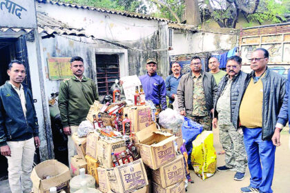 तुपकाडीह में उत्पाद विभाग ने अवैध विदेशी शराब निर्माण स्थल पर की छापेमारी