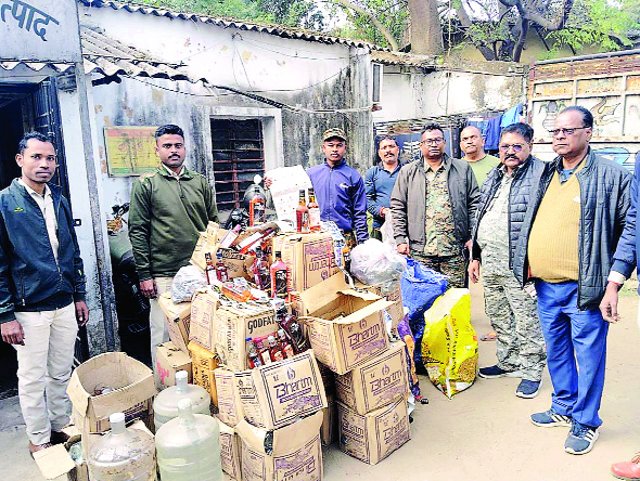 तुपकाडीह में उत्पाद विभाग ने अवैध विदेशी शराब निर्माण स्थल पर की छापेमारी