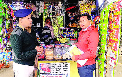 बोकारो में दुकानों पर लगे तम्बाकू उत्पाद के विज्ञापन से सम्बंधित पोस्टर हटाये गये