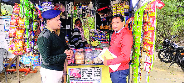 बोकारो में दुकानों पर लगे तम्बाकू उत्पाद के विज्ञापन से सम्बंधित पोस्टर हटाये गये