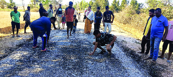 भ्रष्टाचार की भेंट चढ़ी करोड़ों की लागत से बन रही सड़क, उखड़ने लगे डामर