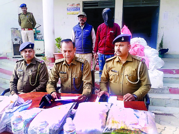 चौपारण पुलिस ने डाक पार्सल वाहन लूट कांड के दो आरोपियों को किया गिरफ्तार