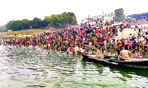 मकर संक्रांति पर तातलोई गर्म जल कुंड में हजारों श्रद्धालुओं ने लगाई आस्था की डुबकी