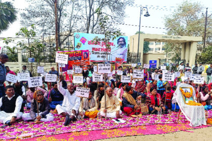 पूर्व एसडीओ पर कार्रवाई नहीं होने पर महाधरना पत्नी को जिंदा जला कर मारने का है आरोप