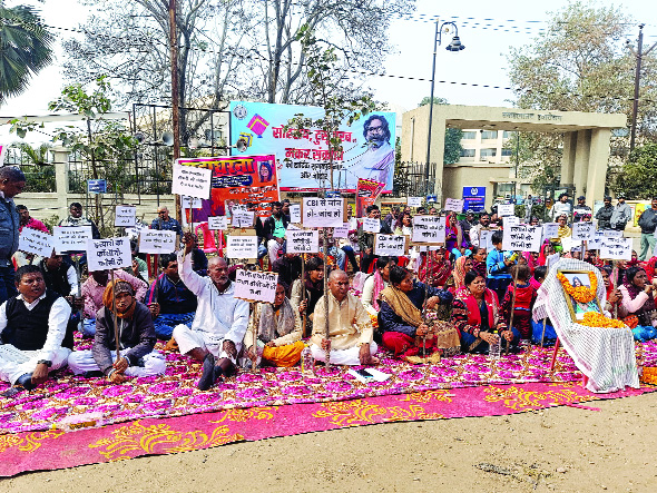 पूर्व एसडीओ पर कार्रवाई नहीं होने पर महाधरना पत्नी को जिंदा जला कर मारने का है आरोप