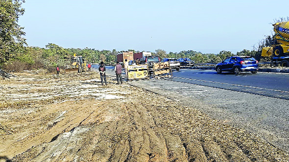 सांसद की पहल रंग लाई, चरही के यूपी मोड़ में शुरू हुआ कार्य