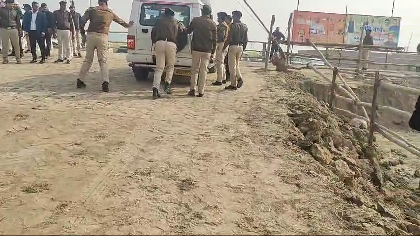 प्रगति यात्रा तैयारी की खुली पोल, पुलिसकर्मियों ने गाड़ी को दिया धक्का