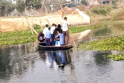 सरकारी नीतियां फेल, नन्हीं हथेलियों पर सपने नहीं, जान रख कर स्कूल जाते हैं बच्चे